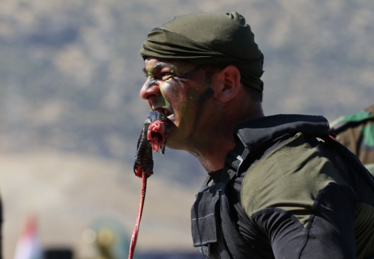 Makan Ular Jadi Syarat Kelulusan Perwira Kurdi