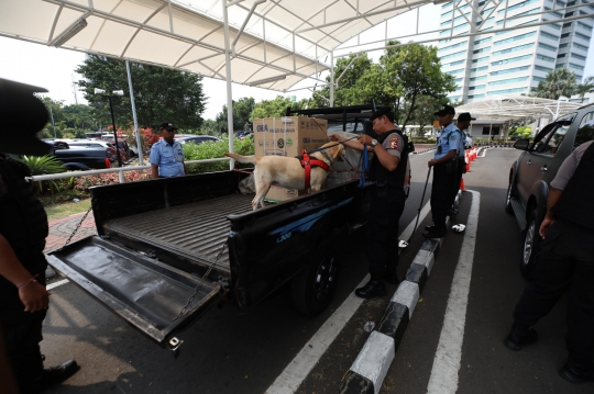 Polisi Perketat Penjagaan Komplek Parlemen dengan Anjing Pelacak