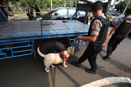 Polisi Perketat Penjagaan Komplek Parlemen dengan Anjing Pelacak