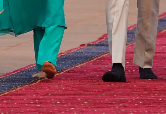 Kunjungi Masjid Terbesar di Pakistan, Kate Middleton Cantik Berbusana Muslimah