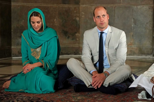 Kunjungi Masjid Terbesar di Pakistan, Kate Middleton Cantik Berbusana Muslimah