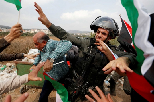 Protes Permukiman Yahudi, Warga Palestina Berkelahi dengan Polisi Israel