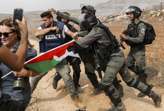 Pasukan Israel Serang Jurnalis Foto Saat Liput Unjuk Rasa di Tepi Barat