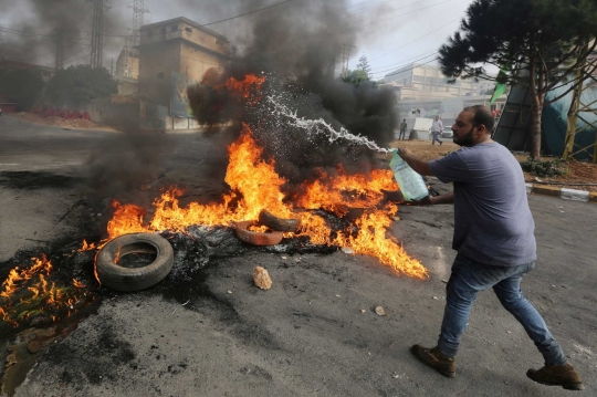 Protes Krisis Ekonomi, Massa Lebanon Lumpuhkan Jalan dengan Bakar Ban Bekas