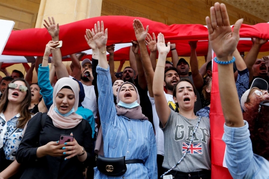 Protes Krisis Ekonomi, Massa Lebanon Lumpuhkan Jalan dengan Bakar Ban Bekas