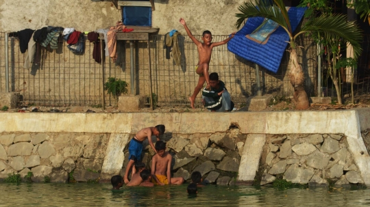 Keceriaan Anak-Anak Bermain di Setu Rawabadung