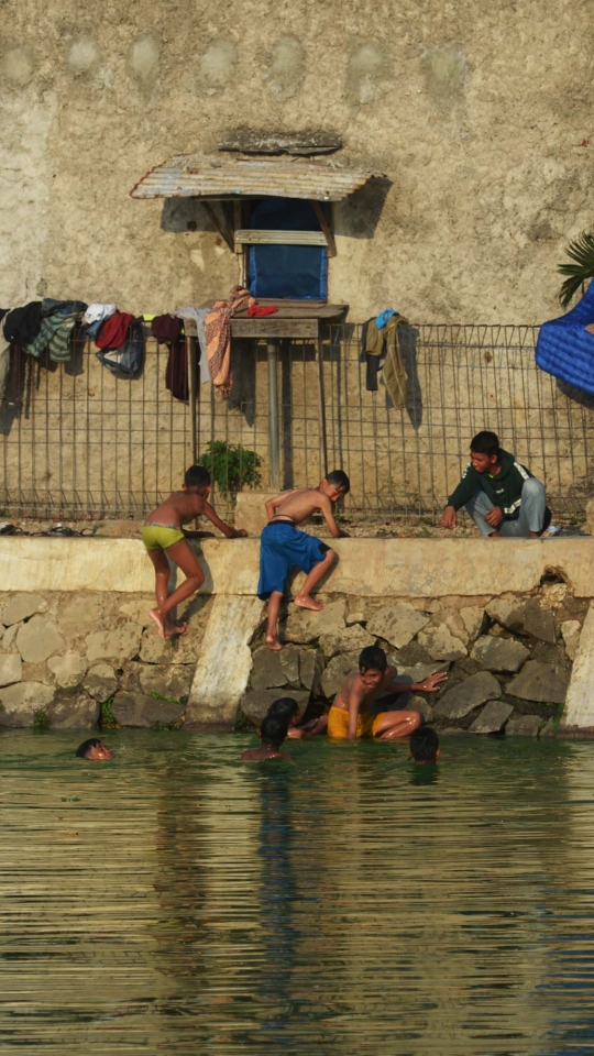 Keceriaan Anak-Anak Bermain di Setu Rawabadung