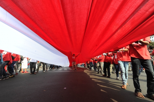 Bendera Merah Putih Dibentangkan Jelang Pelantikan Jokowi-Ma'ruf