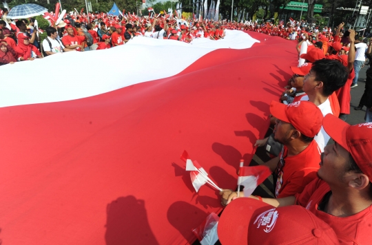 Bendera Merah Putih Dibentangkan Jelang Pelantikan Jokowi-Ma'ruf