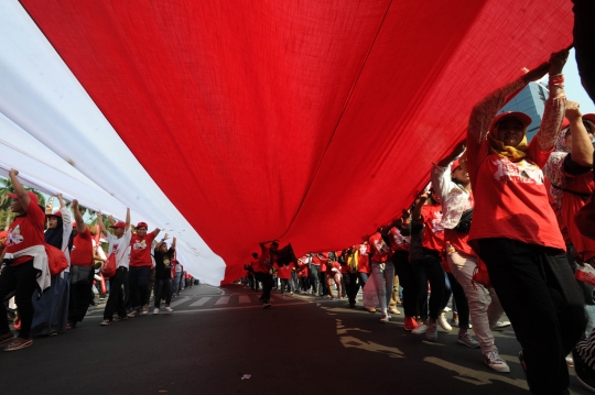 Bendera Merah Putih Dibentangkan Jelang Pelantikan Jokowi-Ma'ruf