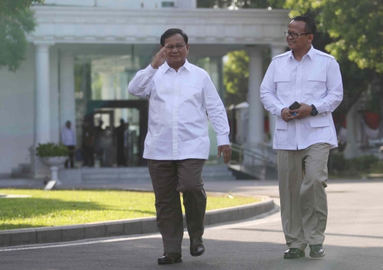 Prabowo dan Edhy Prabowo Kompak Berkemeja Putih Masuk Istana Negara