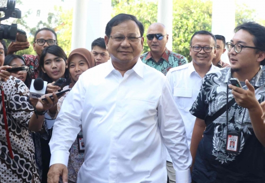 Prabowo dan Edhy Prabowo Kompak Berkemeja Putih Masuk Istana Negara