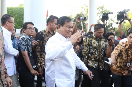 Senyum Prabowo Seusai Bertemu Jokowi di Istana