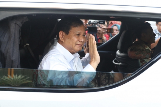 Senyum Prabowo Seusai Bertemu Jokowi di Istana