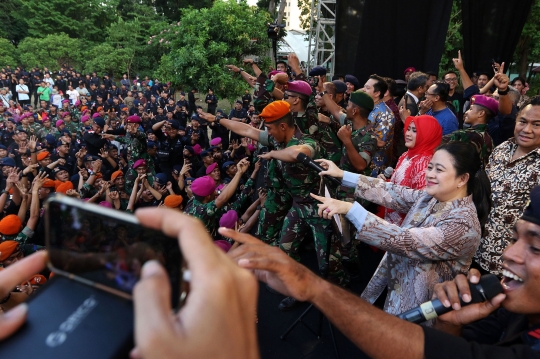 Puan Maharani Goyang Bareng Prajurit TNI-Polri