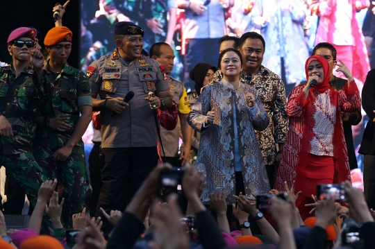 Puan Maharani Goyang Bareng Prajurit TNI-Polri