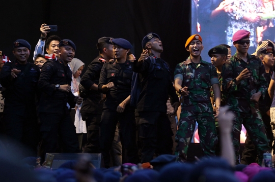 Puan Maharani Goyang Bareng Prajurit TNI-Polri