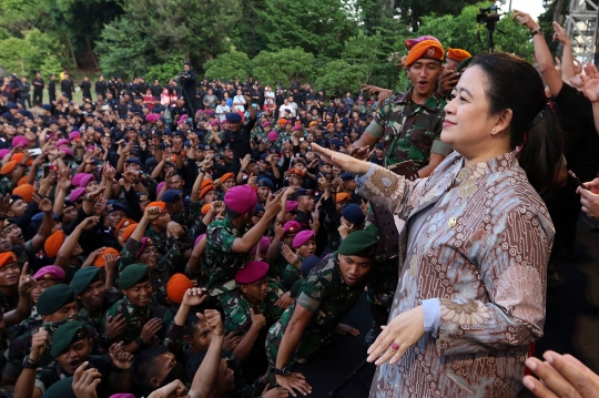 Puan Maharani Goyang Bareng Prajurit TNI-Polri