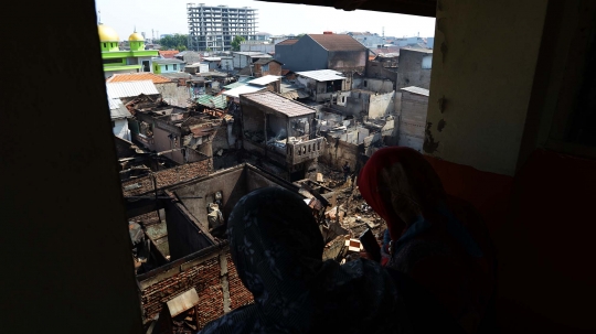 Korban Kebakaran Bidaracina Mencari Harta Benda yang Tersisa