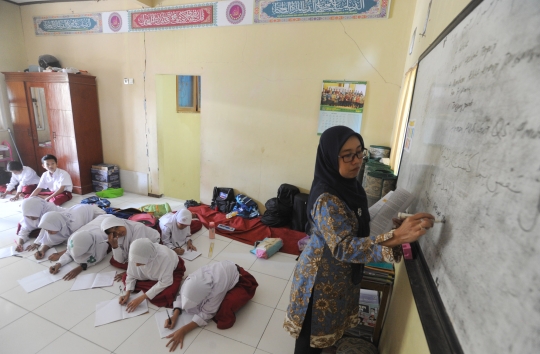 Murid Madrasah Numpang Belajar di Majelis Taklim