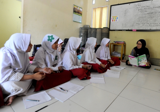 Murid Madrasah Numpang Belajar di Majelis Taklim