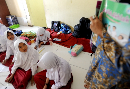 Murid Madrasah Numpang Belajar di Majelis Taklim