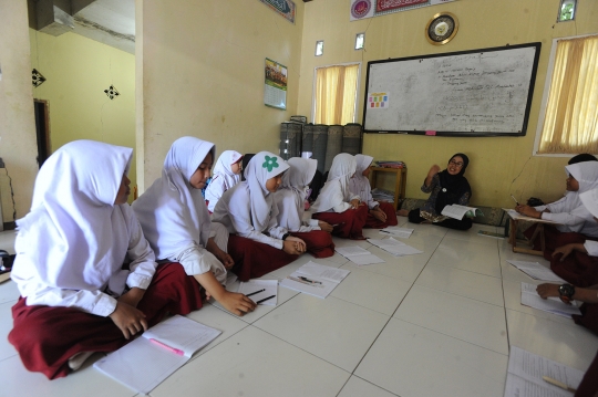 Murid Madrasah Numpang Belajar di Majelis Taklim