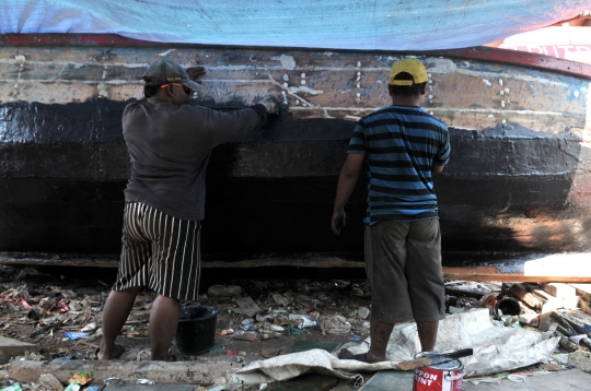 Geliat Jasa Perbaikan Kapal Nelayan di Pesisir Marunda