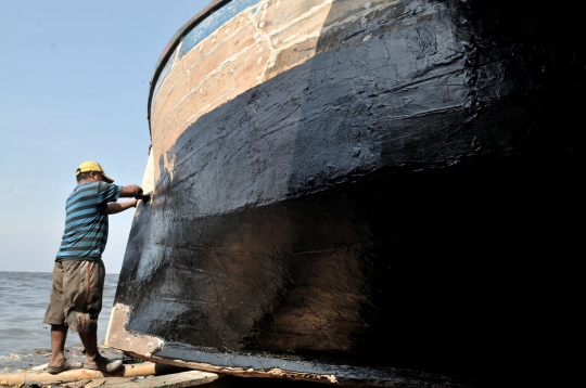 Geliat Jasa Perbaikan Kapal Nelayan di Pesisir Marunda
