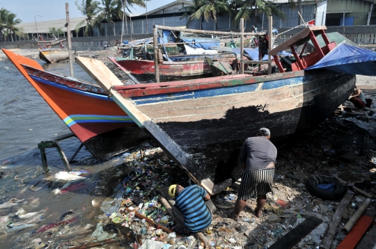 Geliat Jasa Perbaikan Kapal Nelayan di Pesisir Marunda