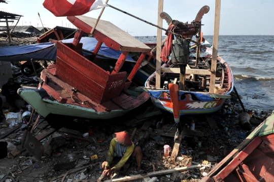 Geliat Jasa Perbaikan Kapal Nelayan di Pesisir Marunda