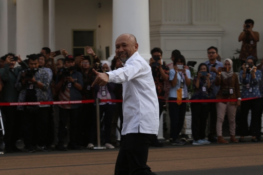 Lambaian Tangan Agus Suparmanto dan Teten Masduki Saat Tiba di Istana