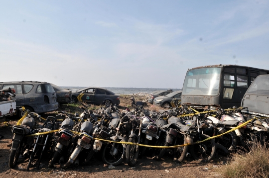 Melihat Kuburan Kendaraan Dinas Polisi di Pesisir Marunda