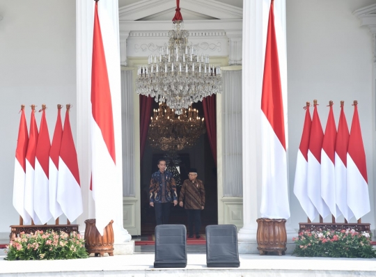 Jokowi Gandeng Ma'ruf Amin Usai Kenalkan Menteri Kabinet Indonesia Maju