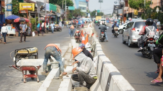 Separator Jalan di Pasar Minggu Dibuat Permanen