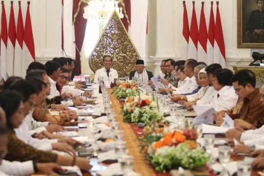 Jokowi Pimpin Rapat Kabinet Paripurna Perdana di Istana