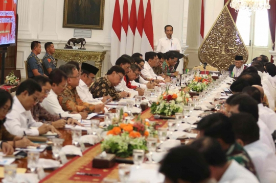 Jokowi Pimpin Rapat Kabinet Paripurna Perdana di Istana