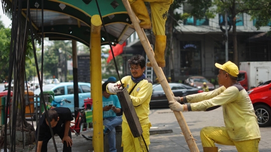 Petugas Bina Marga Tertibkan Kabel Optik Semrawut di Kemang