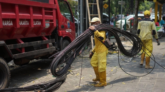 Petugas Bina Marga Tertibkan Kabel Optik Semrawut di Kemang