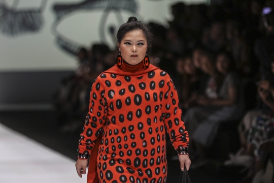 Lenggak-Lenggok Model Disabilitas di Jakarta Fashion Week