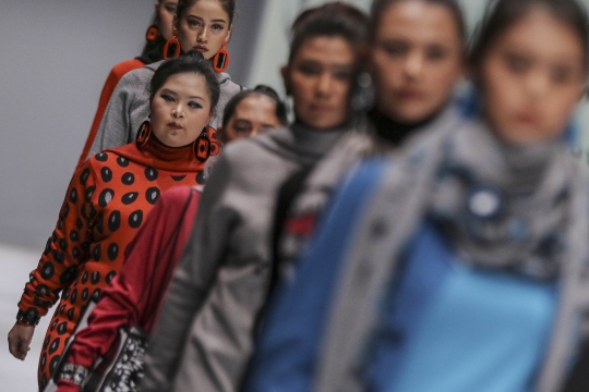 Lenggak-Lenggok Model Disabilitas di Jakarta Fashion Week