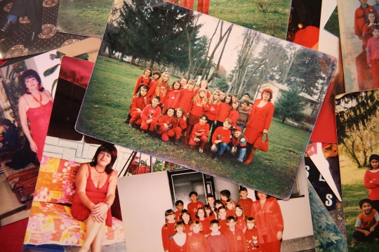 Kisah Perempuan yang Terobsesi Warna Merah di Bosnia