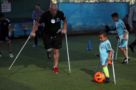 Semangat Anak-Anak Berkaki Satu di Gaza Latihan Sepak Bola