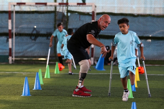 Semangat Anak-Anak Berkaki Satu di Gaza Latihan Sepak Bola