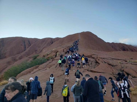 Mau Ditutup Permanen, Wisatawan Bondong-bondong Mendaki Bukit Uluru di Australia