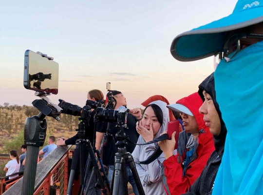 Mau Ditutup Permanen, Wisatawan Bondong-bondong Mendaki Bukit Uluru di Australia