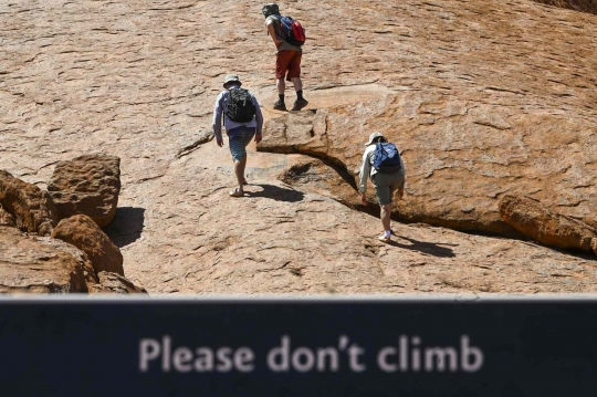 Mau Ditutup Permanen, Wisatawan Bondong-bondong Mendaki Bukit Uluru di Australia