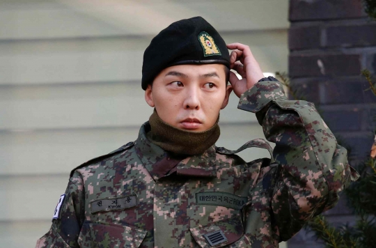 Gaya Bintang K-pop G-Dragon Usai Selesaikan Wajib Militer