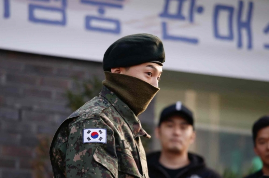Gaya Bintang K-pop G-Dragon Usai Selesaikan Wajib Militer