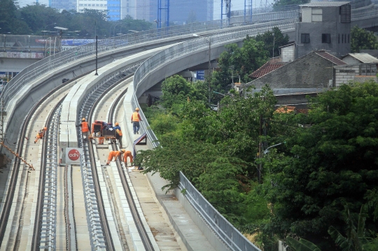 Memantau Progres Pembangunan LRT di Kawasan Kampung Makasar
